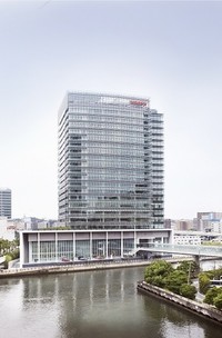 神奈川県横浜市にある日産のグローバル本社社屋。ニューヨーク近代美術館新館で有名な建築家谷口吉生と竹中工務店、そして中村がそれぞれ意見を出し合った。