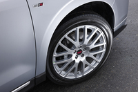 足元を飾るBBSの鍛造アルミホイール。ブレーキはブレンボ製で、フロントに4ピストン、リアに2ピストンのキャリパーを装備している。
    