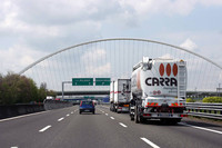 A1号線「太陽の道」は3車線で新型取締機付き。新速度対象路線と思われる。