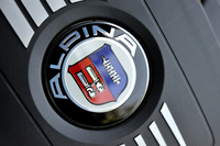 エンジンカバーに輝くアルピナのエンブレム。