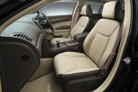 クライスラー、新型の高級セダン「300」を発売の画像