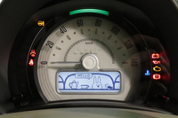 メーターの下部にはマルチインフォメーションディスプレイが備わる。
    