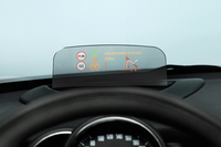 新機能「MINIヘッドアップ・ディスプレイ」の表示スクリーン。
    