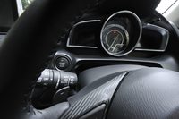 ステアリングの背後に備わるパドルシフターは「XDツーリング」と「同Lパッケージ」のAT仕様に標準で備わる。