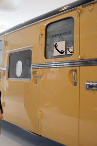 左が窓口、右が電話室。