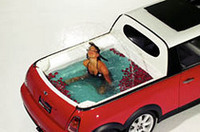 
	贅沢（というかちょっとおバカ!?）なつくりの「MINI XXL」。本気で売るつもりはないだろうが、ファンカーとしてのMINIの性格をうまく利用しているといえる。しかし、ルックスはどことなくイモムシっぽい･･････。
	 