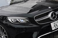 テスト車はオプションの「スワロフスキークリスタルヘッドランプ」を装備していた。片側あたり、ウインカー用の30個とポジショニングライト用の17個、合計47個のクリスタルが用いられている。