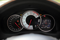 メーターについては7000rpmが真上となるようエンジン回転計の角度が変更されたほか、4.2インチTFTカラーのマルチインフォメーションディスプレイが採用された。