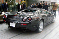 2007年10月にデビューした“和製スーパーカー”のライバル（？）新型「日産GT-R」は、「オロチ・ゼロ」より150万円以上安い。が、顧客にこれらを比較する声はないという。
オロチも動力性能向上と無縁ではなく、（最高出力はさておき）低速のトルクアップは社内で検討されているとのことだ。