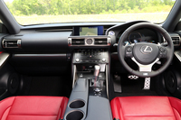 水平基調のインストゥルメントパネルが特徴的なインテリア。写真の「ダークローズ」は“Fスポーツ”専用のインテリアカラーだ。
    