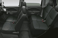 「ムーヴラテ COOL VS」（写真上）とその内装。