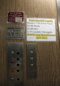 ボクが泊まったホテルの、年季の入ったエレベーター操作盤。