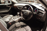 インテリアの様子。ナイフ形のエアコン吹き出し口などは、実際に日本の包丁から着想を得たもの。