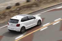 今回の改良により、「ポロGTI」は0-100km/h加速6.7秒という動力性能を実現。新たにアイドリングストップ機構が採用され、燃費も改善している。
    