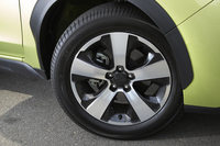 「XVハイブリッド」に装着される、新デザインのホイール。テスト車はタイヤに225/55R17の「ヨコハマ・ブルーアースE70」を履いていた。