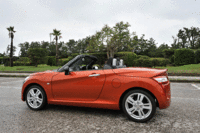 電動開閉式のルーフは約20秒でフルオープンとなる。（写真をクリックするとルーフの開く様子が見られます）