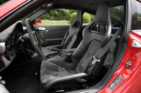 オプションのスポーツバケットシートは、背面がカーボンファイバー素材で覆われているのが特徴。バックレストは可倒式で側胸部保護用サイドエアバッグが備わる。