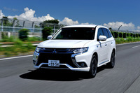 新型ではサスペンション取り付け部の剛性を強化し、操舵（そうだ）に対する応答性と正確性を向上させている。