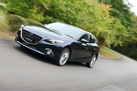 ディーゼルエンジン搭載グレードの「XD（クロスディー）」は、装備満載のスポーティーモデルという位置付け。ボディータイプは5ドアハッチバックのみで、6ATのほか6MTも設定される。