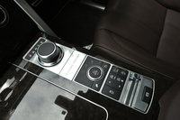 センターコンソールにはダイヤル型のシフトセレクター、そしてパワートレイン／シャシー統合制御システム「テレインレスポンス2」のスイッチが備わる。