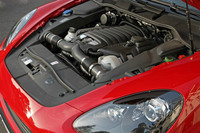 4.8リッターの自然吸気V8エンジンは、「カイエンS」より20ps強力な420psを発生。0-100km/h加速は5.9秒から5.7秒に短縮されている。