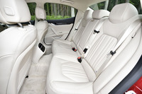 後席は3人掛け。乗車定員は5人。