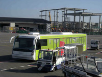 ワイドボディーのランプバスは、ドイツ製「コーブス」の寡占が各国で進んでいる。フィレンツェ空港で。