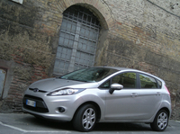 こちらは“いまのモデル”。6代目となる現行型「フォード・フィエスタ」。