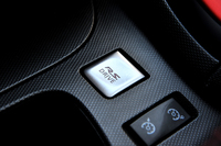 前席の座席間に置かれる「R.S.ドライブ」ボタン。ワンタッチで車両の走行特性を変更できる。