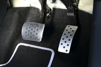 アクセルおよびブレーキペダルには、滑り止めのラバーが付いたアルミペダルを採用している。
    