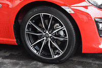 「GT」と「GT“リミテッド”」に装備される、新デザインの17インチアルミホイール。215/45R17サイズの「ミシュラン・プライマシーHP」と組み合わされる。