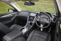 「350GT ハイブリッド Type SP」のインテリア。他のグレードのフィニッシャーがガンメタリックなのに対し、Type SPのみ本アルミを用いている。
    