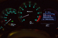 エンジン回転計の中央には、初代「911R」を思わせるクラシックなロゴが添えられる。