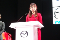 プレスカンファレンスではレーシングドライバーの井原慶子氏が登壇。井原氏は、女性にもっとモータースポーツの世界で活躍してほしいという目標を掲げるウィメン・イン・モータースポーツ活動のアンバサダーを務める。マツダは同活動をサポートしていく。