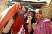 期間中はマントが大学新入生の証。