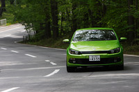 シロッコ（Scirocco）という名称は「アフリカのサハラ砂漠から地中海に向けて吹く熱風」に由来。初代が1974年〜81年、2代目が1981年〜92年にかけて生産され、このたび16年のブランクを経て3代目がデビュー。近年のフォルクスワーゲンは、ラジエターグリルががばっと開いたフロントマスクが特徴だった。しかし、フォルクスワーゲングループのチーフデザイナーとなったワルター・デ・シルヴァによって、水平基調の顔へと移行。新型ゴルフに続いて新型シロッコも、口を真一文字に結んだ新しい顔で登場した。
