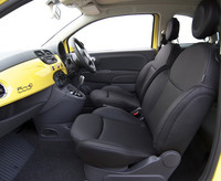 「フィアット500C ポップ ビー」のインテリア。