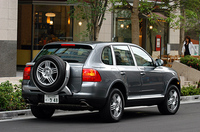 【スペック】カイエンS：全長×全幅×全高＝4782×1928×1699mm/ホイールベース＝2855mm/車重＝2245kg/駆動方式＝4WD/4.5リッターV8DOHC32バルブ（340ps/6000rpm、42.8kgm/2500-5500rpm）/車両本体価格＝860.0万円（テスト車＝955.0万円）テスト車のオプションは、「電動サンルーフ（19.0万円）」「バイキセノン・ヘッドランプ（20.0万円）」「前席＆ステアリングホイール・ヒーター（7.0万円）」「CDチェンジャー（9.0万円）」「特別色（チタニウム・メタリック/14.0万円）」が装着される。以上に加え、「フルサイズスペアタイヤ（リアマウントタイプ/26.0万円）」が付く。