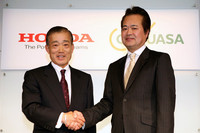 この日、2009年春に「GSユアサ」と新たな合弁会社を立ち上げる計画も発表された。ハイブリッドモデル用の高性能リチウムイオンバッテリーを製造、販売する。写真右は、GSユアサの依田誠社長。
