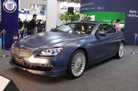 アルピナ・マットブルー仕上げの「B6ビターボクーペ」。クルマだけでなく色も世界初公開だ。