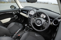 インテリアの雰囲気が引き締まったと思ったら、オーディオや空調類のスイッチが、シルバーからブラックになっていた。インテリアのカラーバリエーションも増えている。