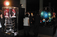 
	クルマとともに会場を飾った、摩訶不思議なアートの数々。
	 