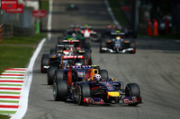 非力なルノー・ユニットで戦わざるを得ないレッドブルの2台は作戦で明暗が分かれた。早めにタイヤ交換に踏み切った予選8位のセバスチャン・ベッテル、一方でピットストップを遅らせた9番グリッドスタートのダニエル・リカルド。軍配はリカルドに上がり、残り5周でチームメイトから5位の座を奪った。（Photo=Red Bull Racing）
    
    