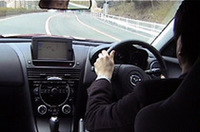 
	【ロータリーエンジンとは】
	世にある一般的な自動車エンジンは、シリンダーの中にあるピストンの往復直線運動で回転力を得るレシプロエンジン。ロータリーエンジンとは、楕円状のローターハウジング内に、三角形のオムスビ型ローターを配し、ローターの回転を直接利用する機構のこと。ローターと壁の間にできる容積がローターの回転とともに変化し、吸入-圧縮-膨張-排気の行程が連続して行われる。
	クランクとバルブがないため、小型で軽量、シンプルな仕組みとなるのがメリット。一方で燃焼室が扁平で完全燃焼がしにくく、またオイル消費量が多いというデメリットもある。量産しているメーカーは、世界でマツダのみ。
	 