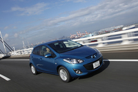 スカイアクティブ技術の導入第1号車として、2011年にデビューした「デミオ 13-SKYACTIV」。トランスミッションは6段ATではなく、他のグレードと同じくCVTを搭載していた。
    