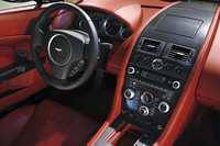 セミATのスポーツシフト仕様のインテリア。センターコンソールのデザインが一新され、DBSに準じたものとなった。“ECU”スマートキーも採用されている。