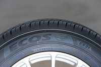 人気商品「DNA ECOS」を低燃費タイヤへと進化させた「ECOS ES31」。タイヤサイドには「BluEarth」マークが刻印される。