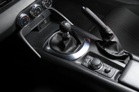 新型「ロードスター」のために新開発された6段MT。従来モデルのものより約7kgの軽量化を実現している。
    