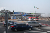 日本と同様、韓国でも市場における国産車のシェアは圧倒的。中でもヒュンダイグループ（ヒュンダイとキア）は7割を占める。
    