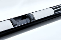 プロペラシャフトの中には、シャフト（パイプ）の膜振動を減衰させるデッドナー（白い部分。紙材製）と、パイプの曲げ振動を減衰させるダイナミックダンパー（黒い部分。ゴムおよび金属製）が内蔵されている。